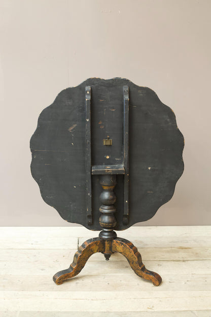 19th century Chinoiserie tilt top table