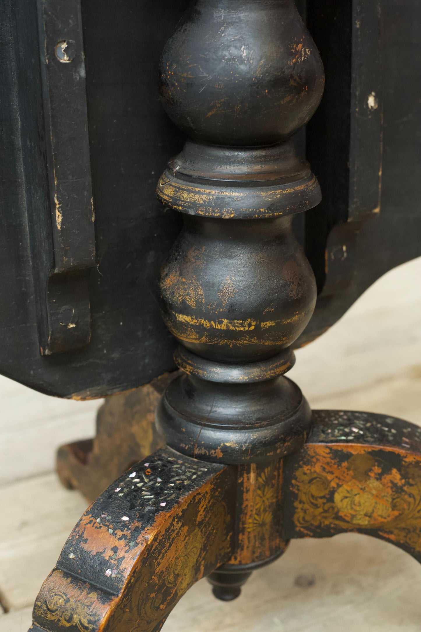 19th century Chinoiserie tilt top table