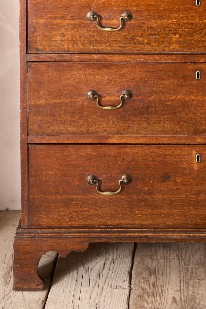 18th century Georgian oak chest of drawers with marquetry