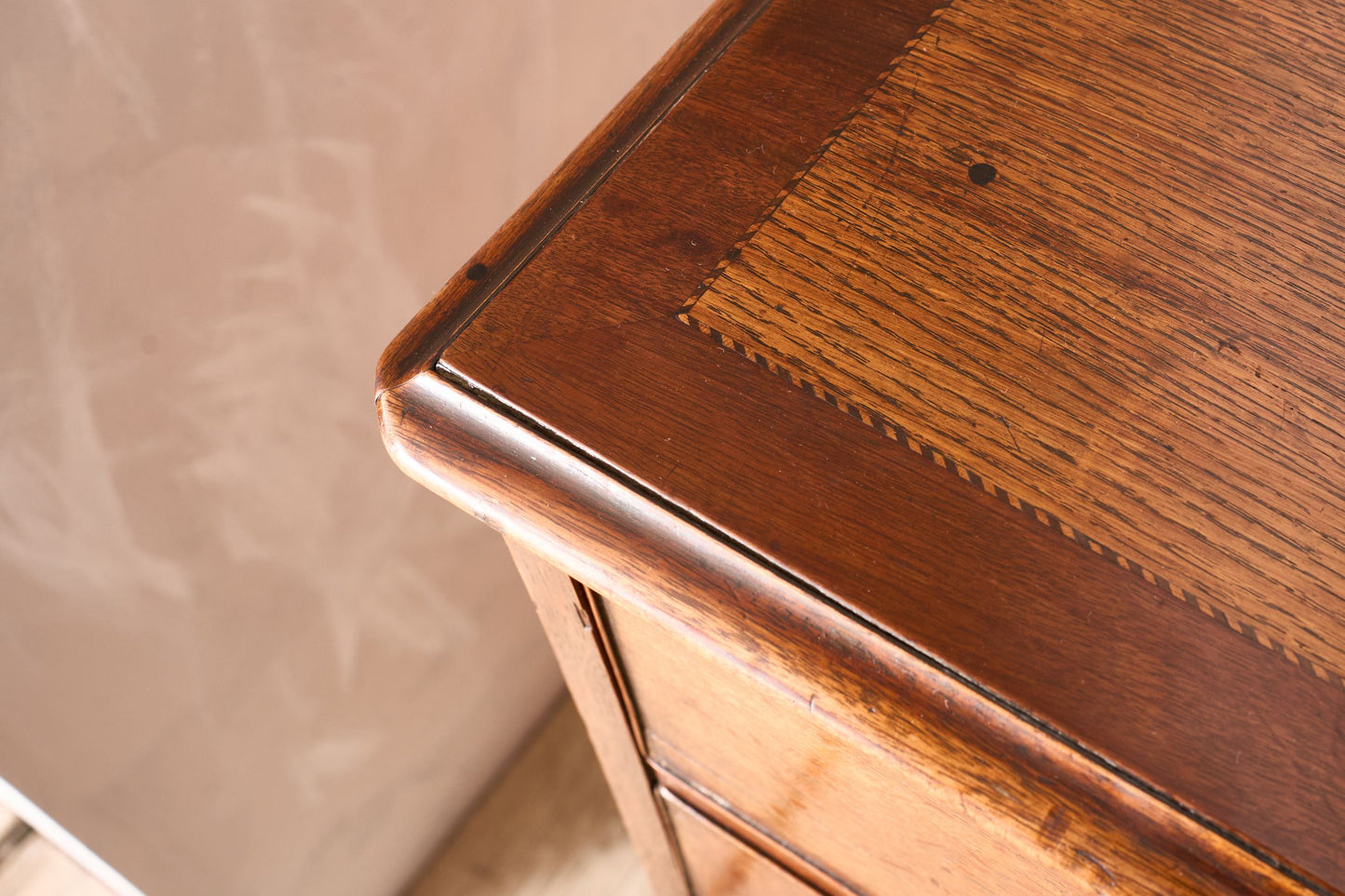 18th century Georgian oak chest of drawers with marquetry