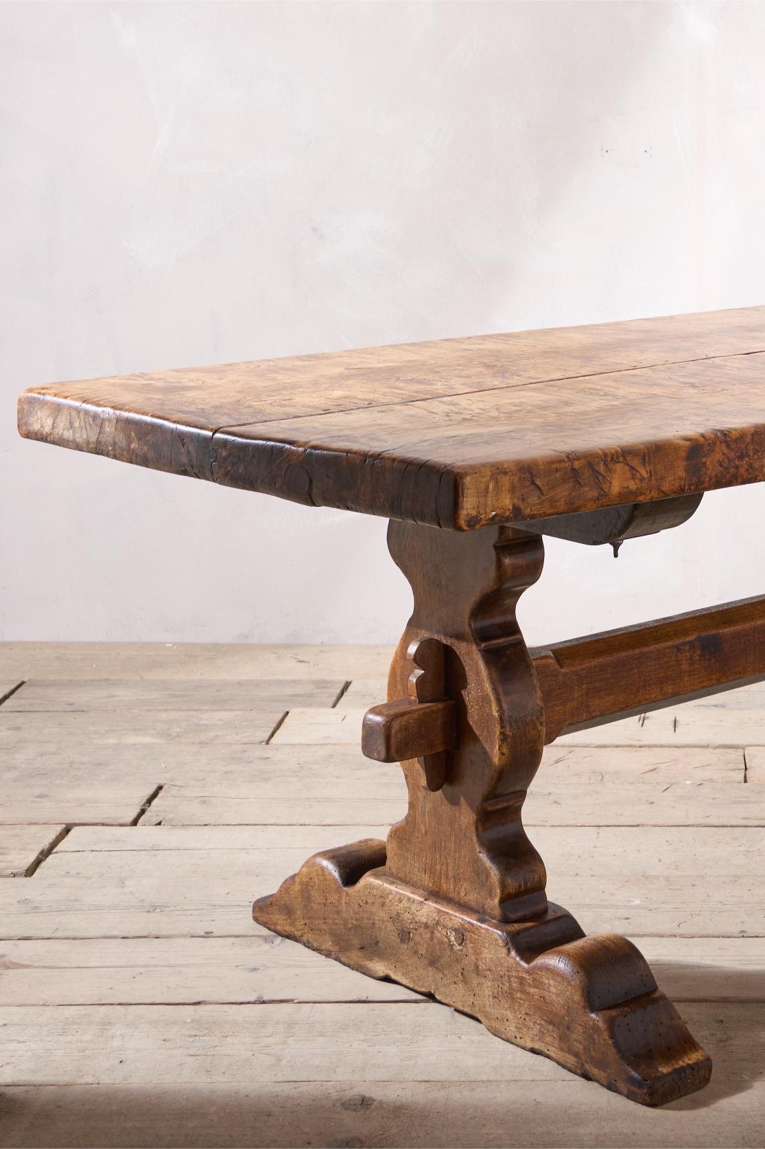 Exceptional 18th century Two plank Walnut dining table