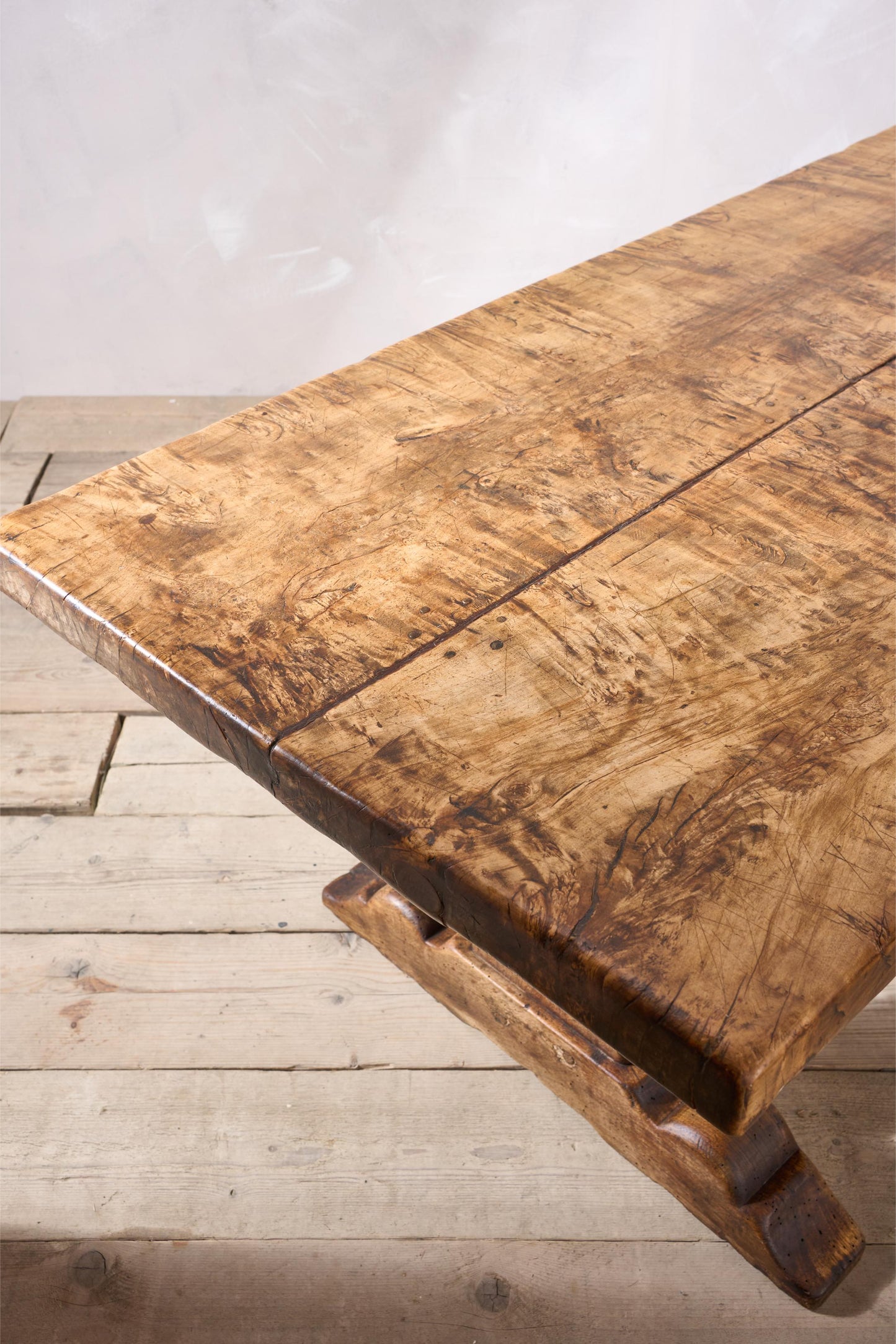 Exceptional 18th century Two plank Walnut dining table