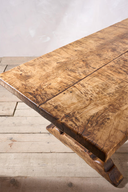 Exceptional 18th century Two plank Walnut dining table