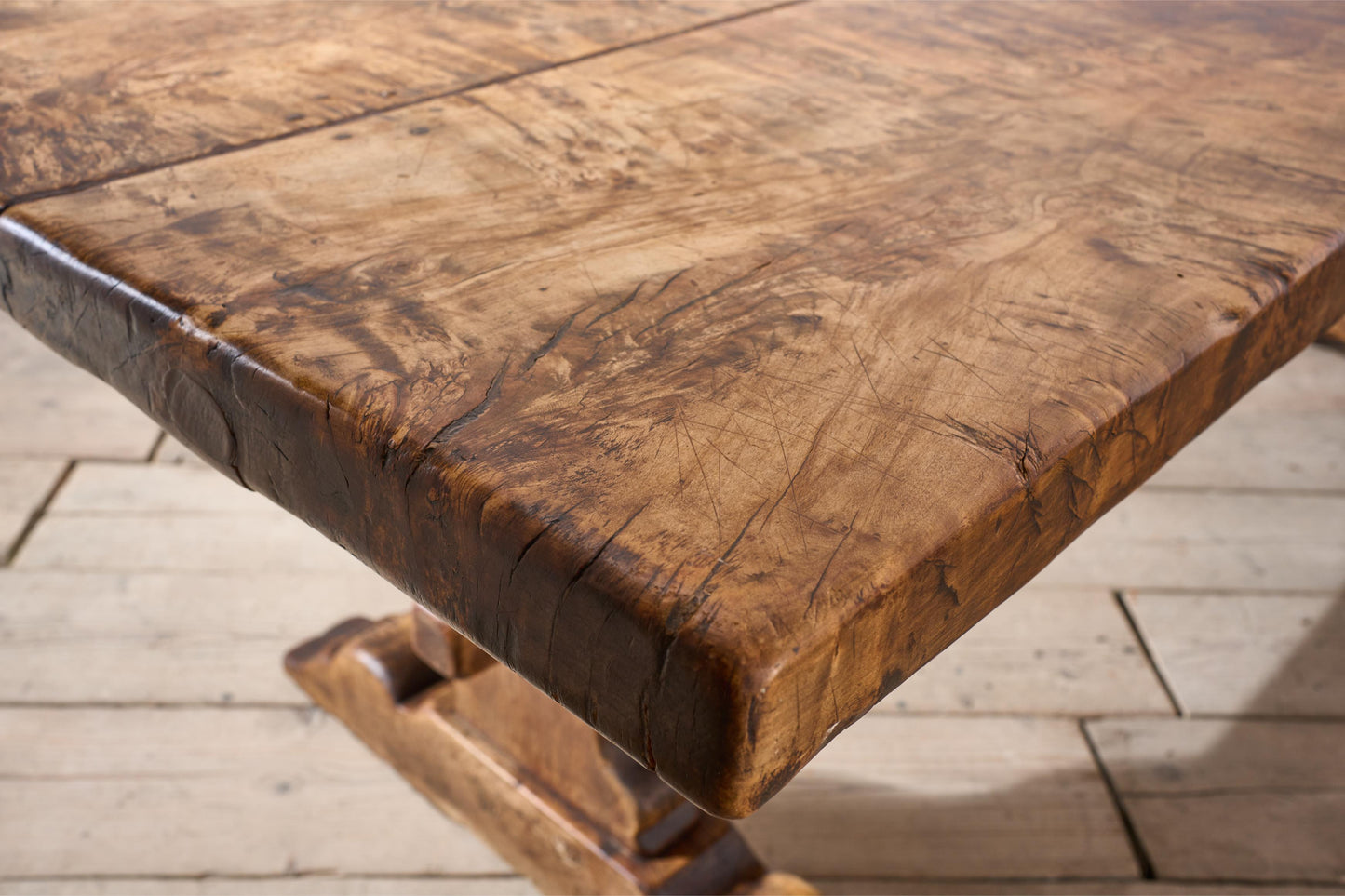 Exceptional 18th century Two plank Walnut dining table