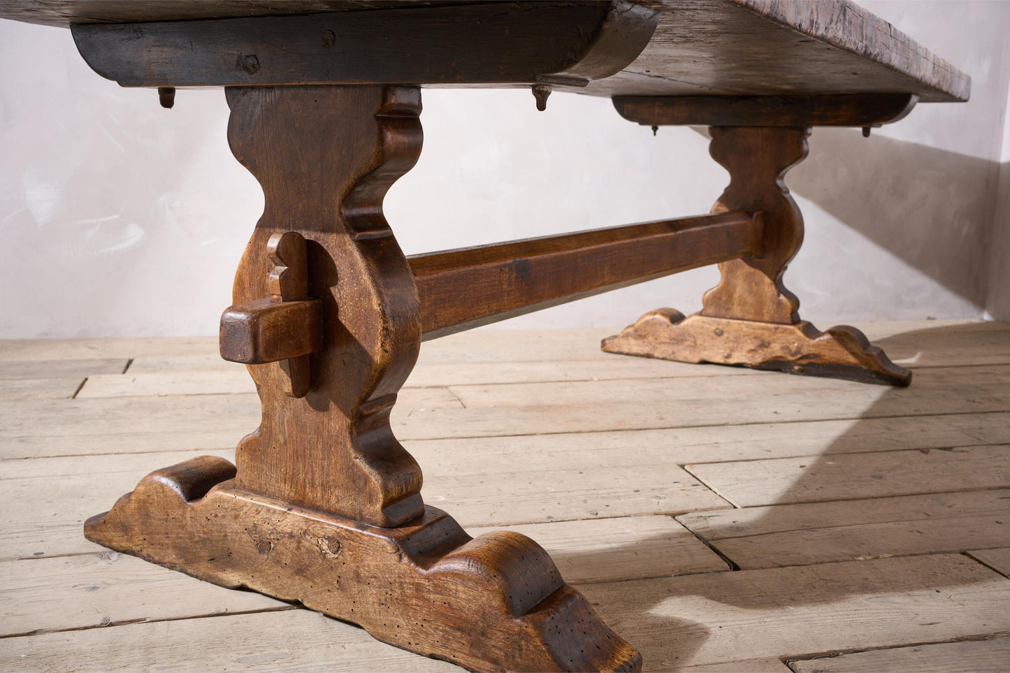 Exceptional 18th century Two plank Walnut dining table