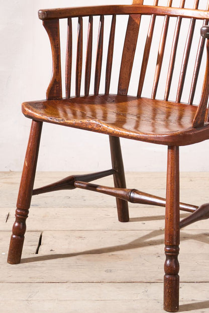 18th century Yew wood comb back Windsor chair