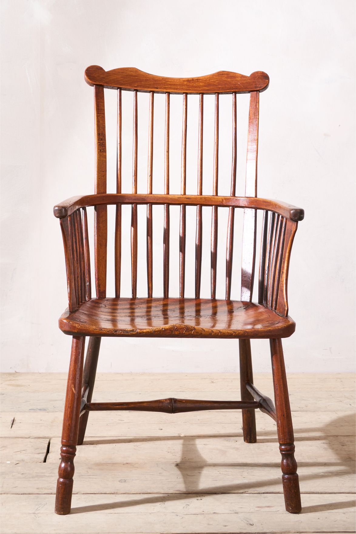 18th century Yew wood comb back Windsor chair