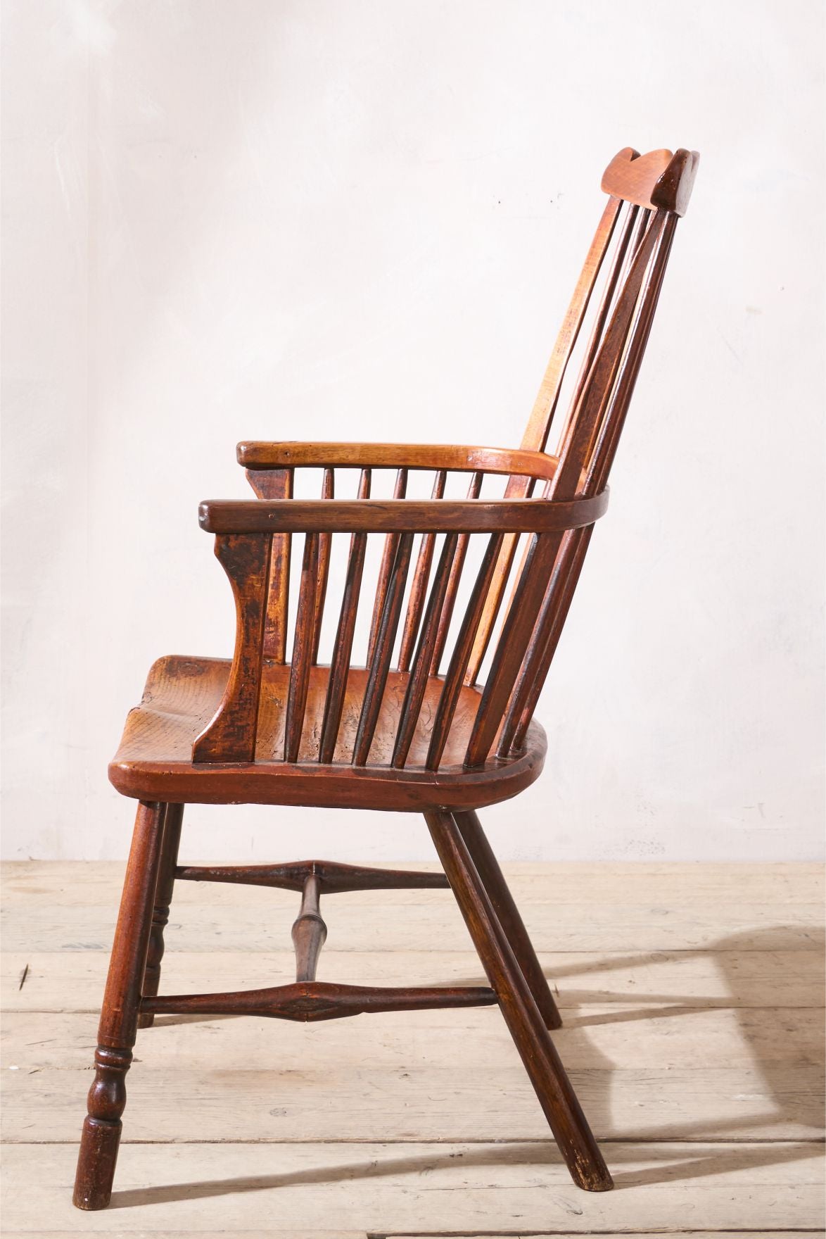 18th century Yew wood comb back Windsor chair