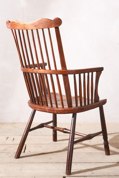 18th century Yew wood comb back Windsor chair