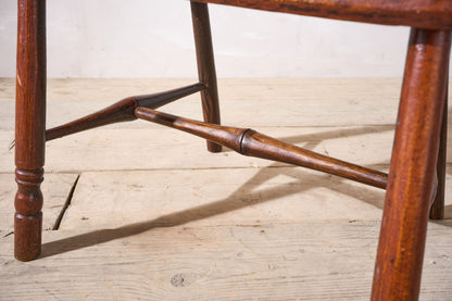 18th century Yew wood comb back Windsor chair