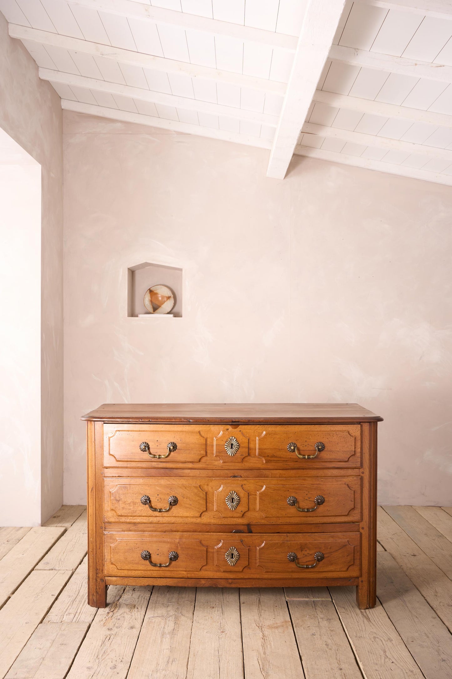 18th century Bow fronted walnut Chest of drawers