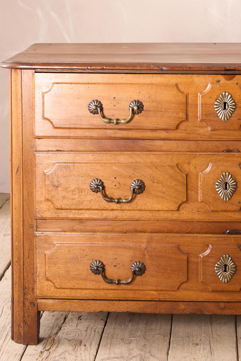 18th century Bow fronted walnut Chest of drawers