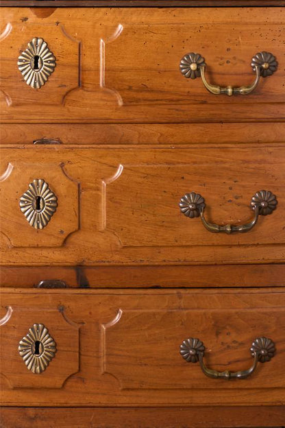 18th century Bow fronted walnut Chest of drawers