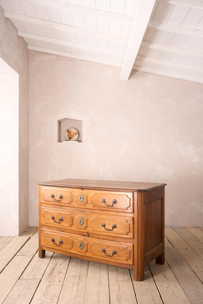 18th century Bow fronted walnut Chest of drawers