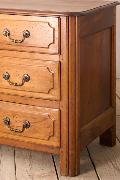 18th century Bow fronted walnut Chest of drawers