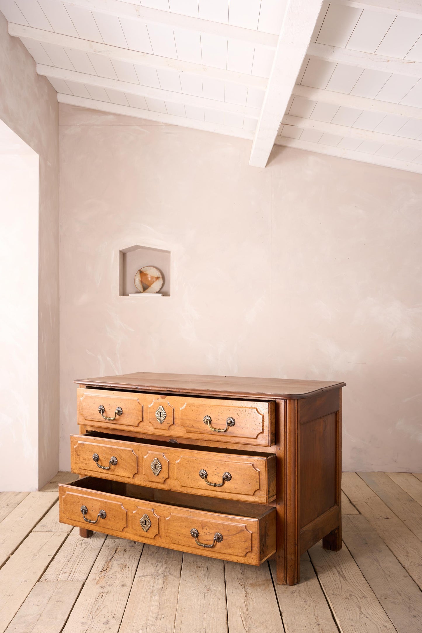 18th century Bow fronted walnut Chest of drawers