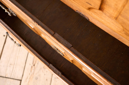 18th century Bow fronted walnut Chest of drawers