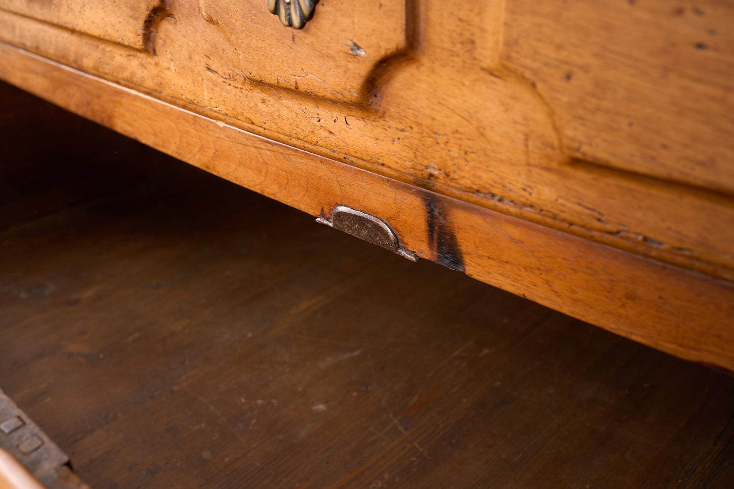 18th century Bow fronted walnut Chest of drawers