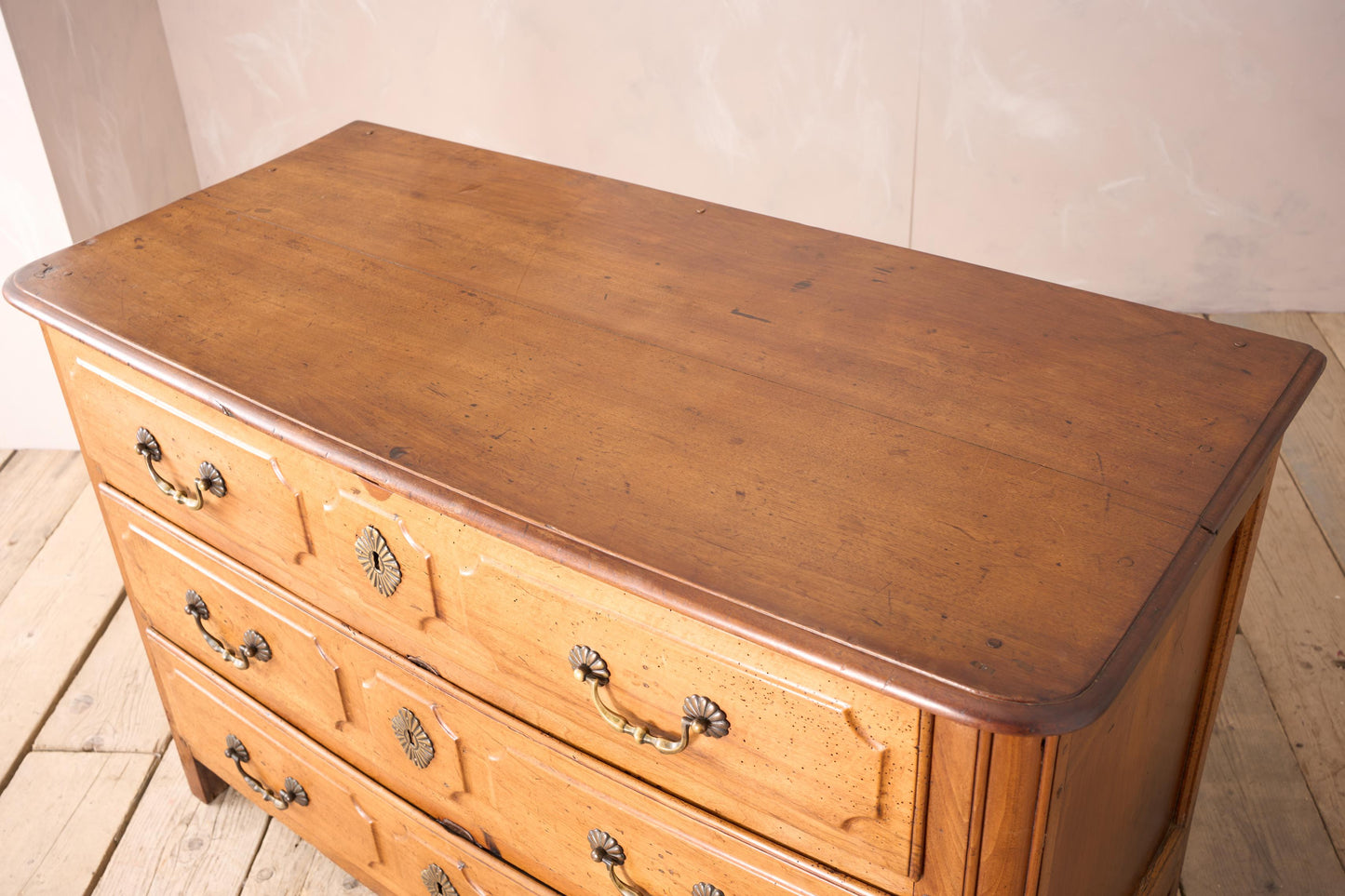 18th century Bow fronted walnut Chest of drawers