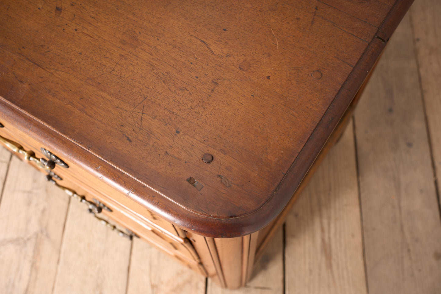 18th century Bow fronted walnut Chest of drawers