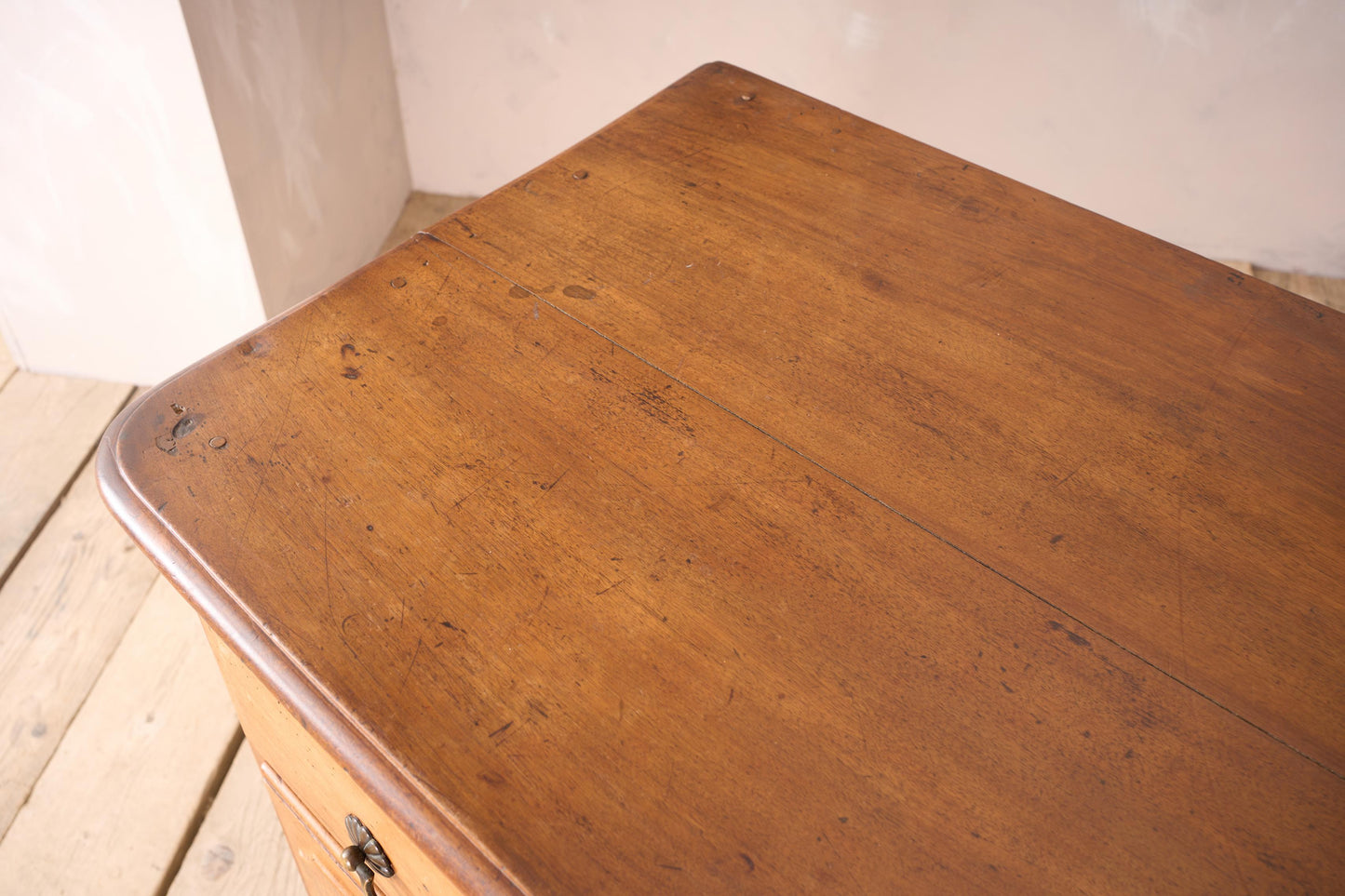 18th century Bow fronted walnut Chest of drawers