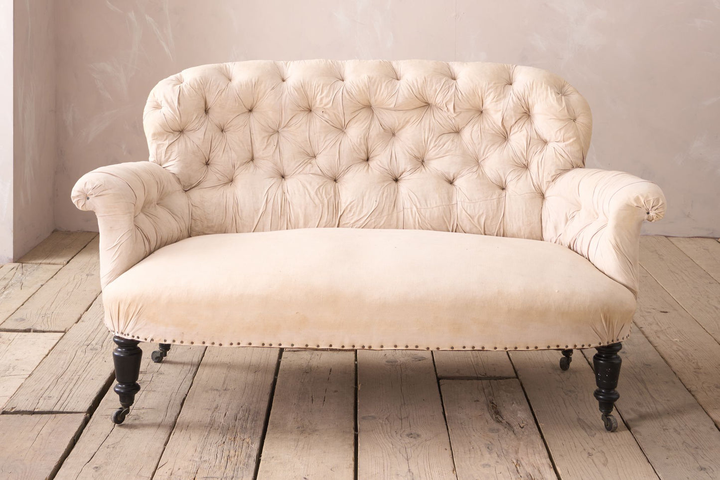 Napoleon III buttoned curved back sofa