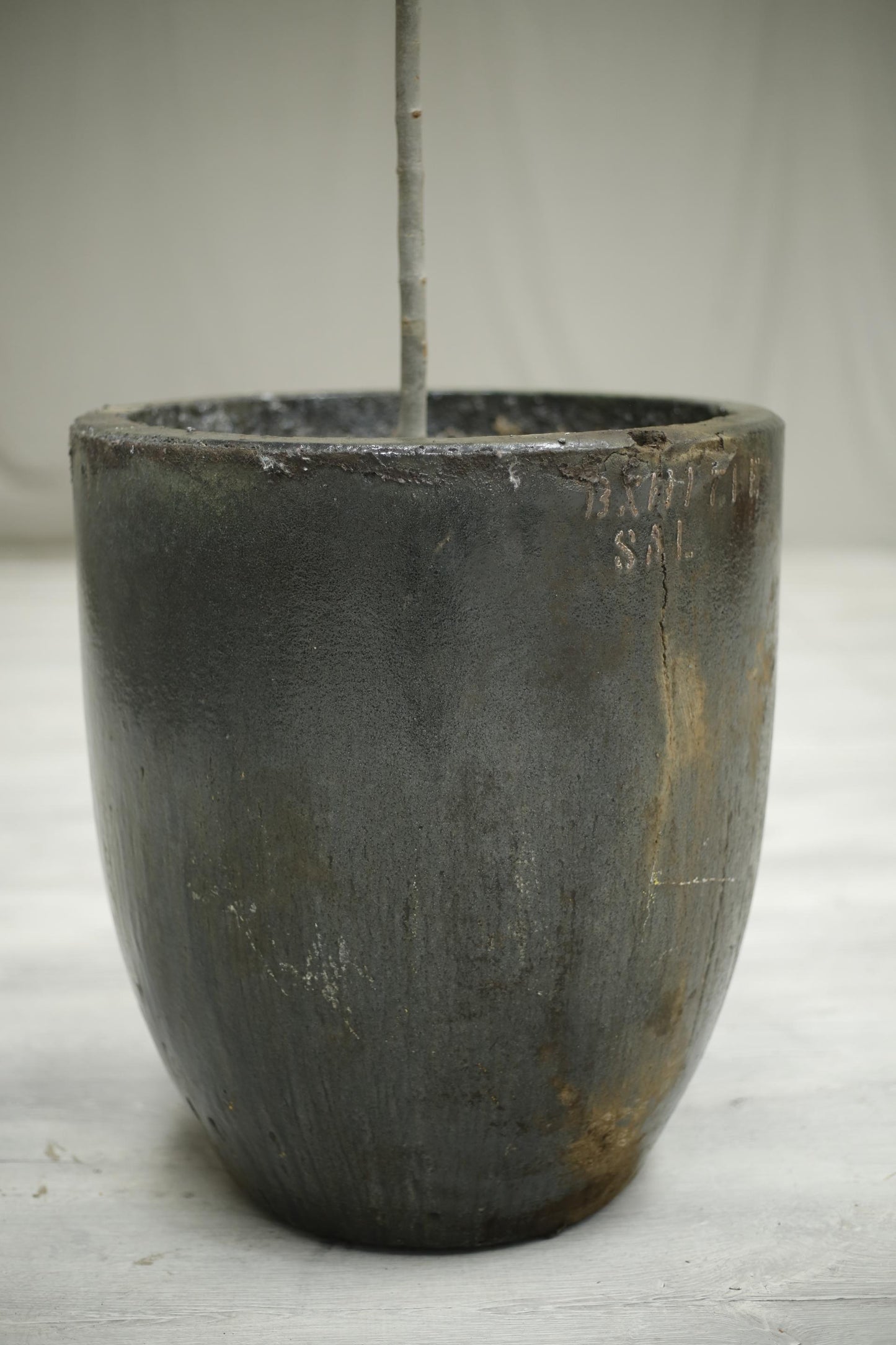 Very large smelting pot- No5